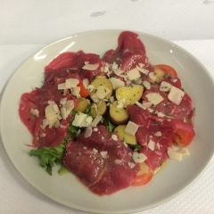 Carpaccio de boeuf, pomme de terre, tomate et parmesan  19,50 € - Au Babylone 