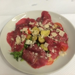 Carpaccio de boeuf, pomme de terre, tomate et parmesan  15,50 € - Au Babylone 